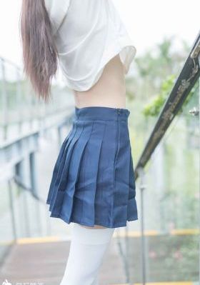 女同桌让我把手伸到裙子里_迅雷极速版下载