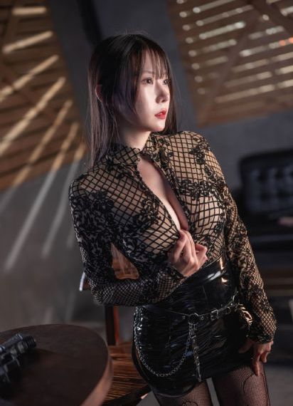亲切的金子趴在桌子上的图片_1080P完整视频观看